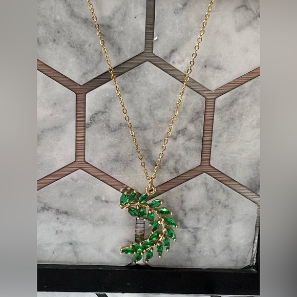 Elegant Cubic Zirconia Leaf Pendant Necklace - Classic Stylish  Leaf Necklace - Picture 7 of 10